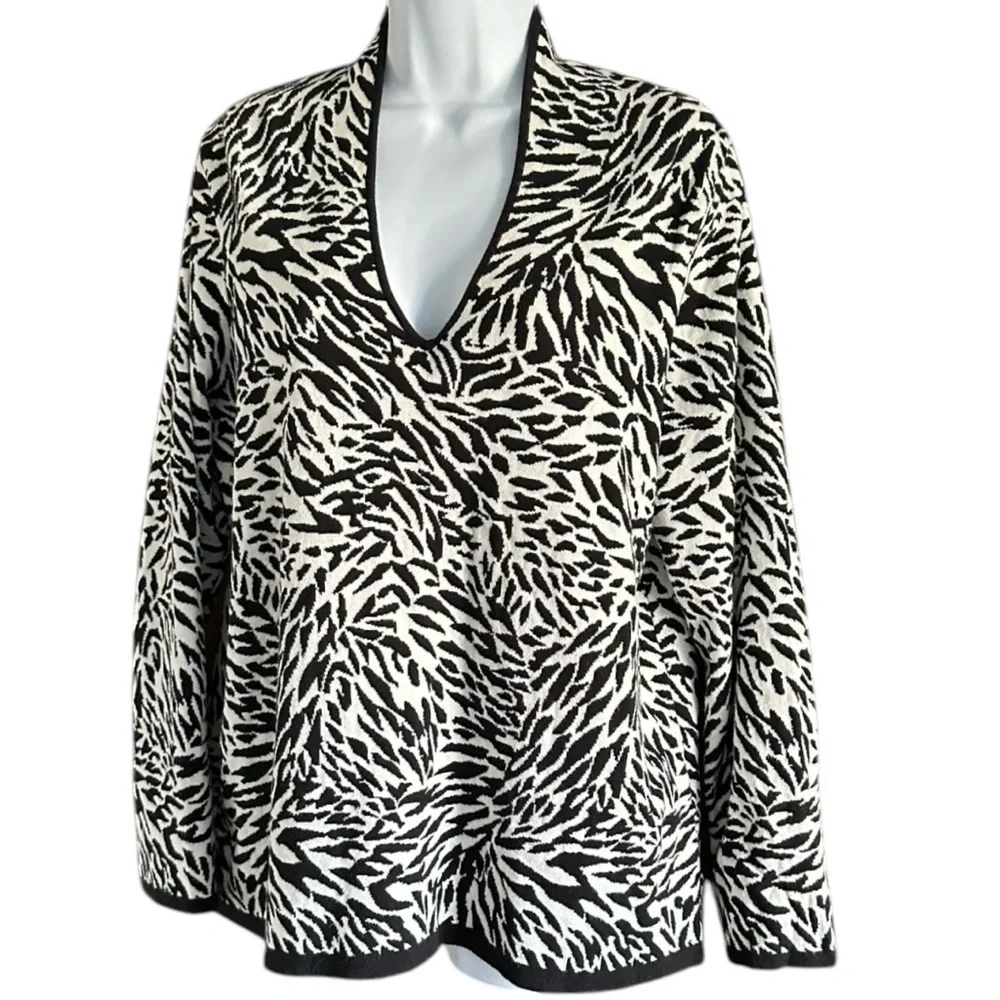 Dana Buchman | Black and White Animal Print V-Neck Zebra Pullover Top Sz XL. EUC - Picture 3 of 9